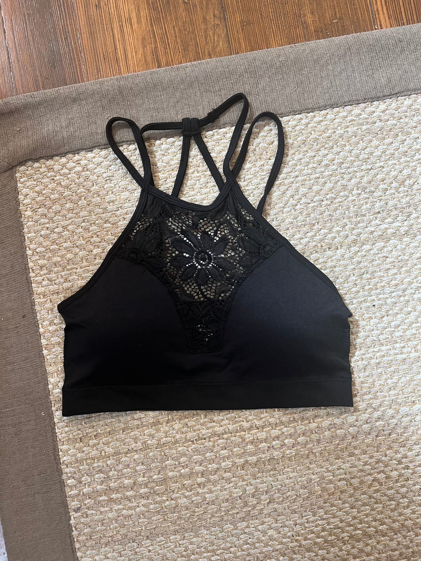 HIGH NECK LACE CUTOUT SEAMLESS BRALETTE-BLACK